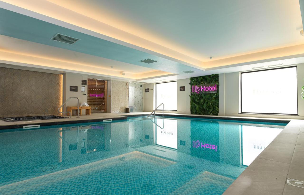 Hy Lytham St Anne'S Aparthotel Lytham St. Annes Eksteriør bilde The swimming pool at the hotel