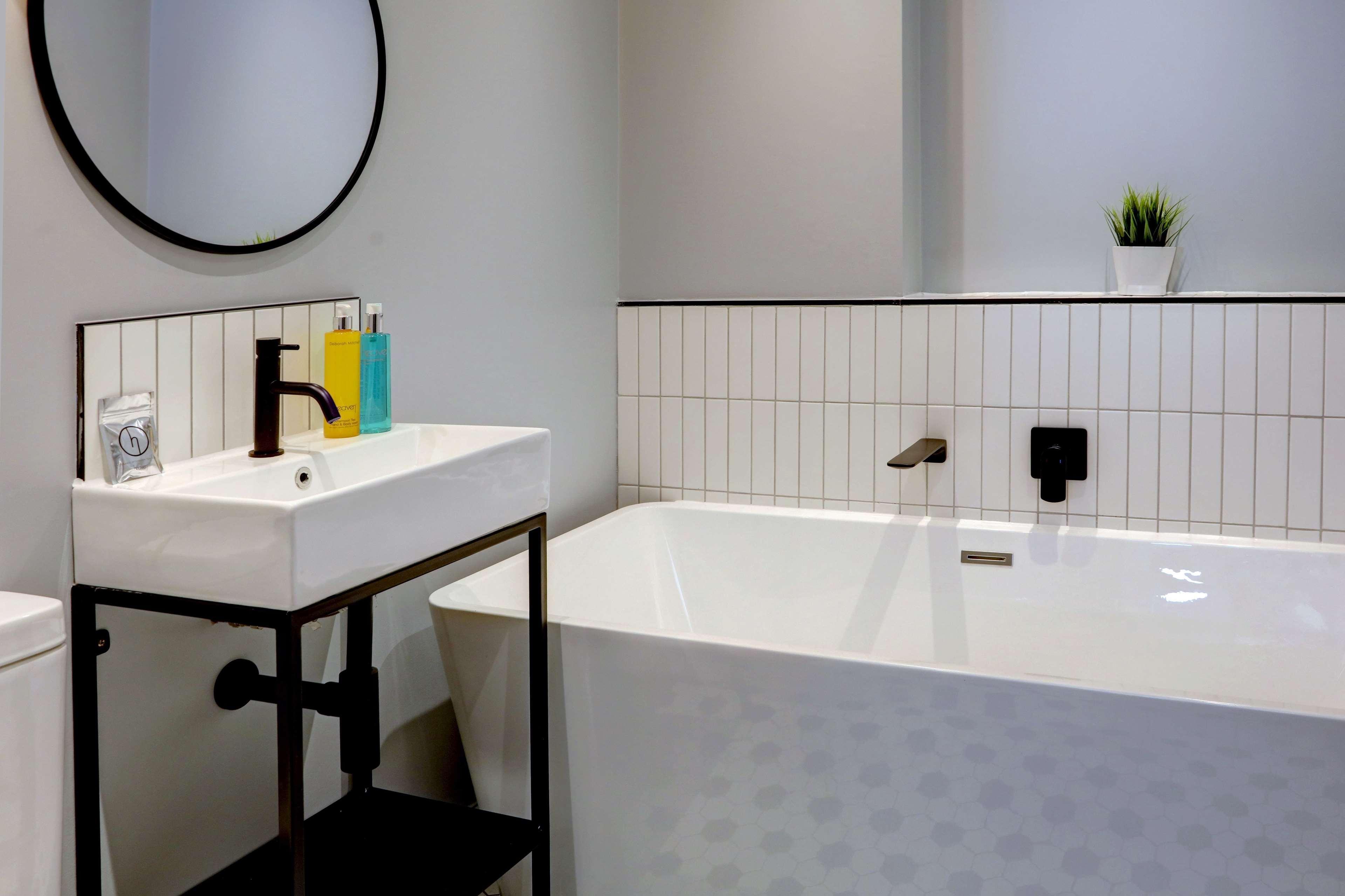 Hy Lytham St Anne'S Aparthotel Lytham St. Annes Eksteriør bilde Bathroom