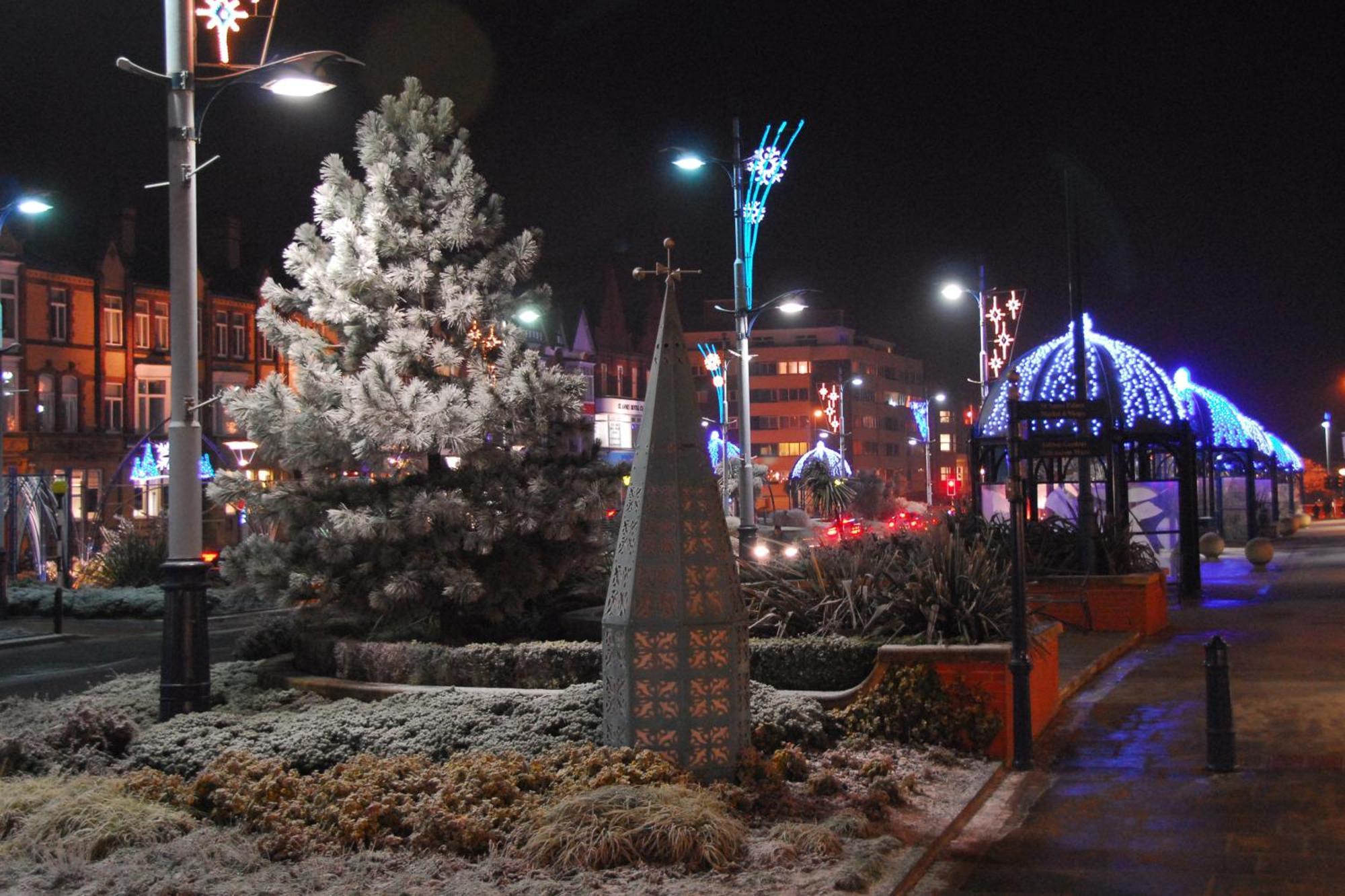 Hy Lytham St Anne'S Aparthotel Lytham St. Annes Eksteriør bilde The town centre at Christmas