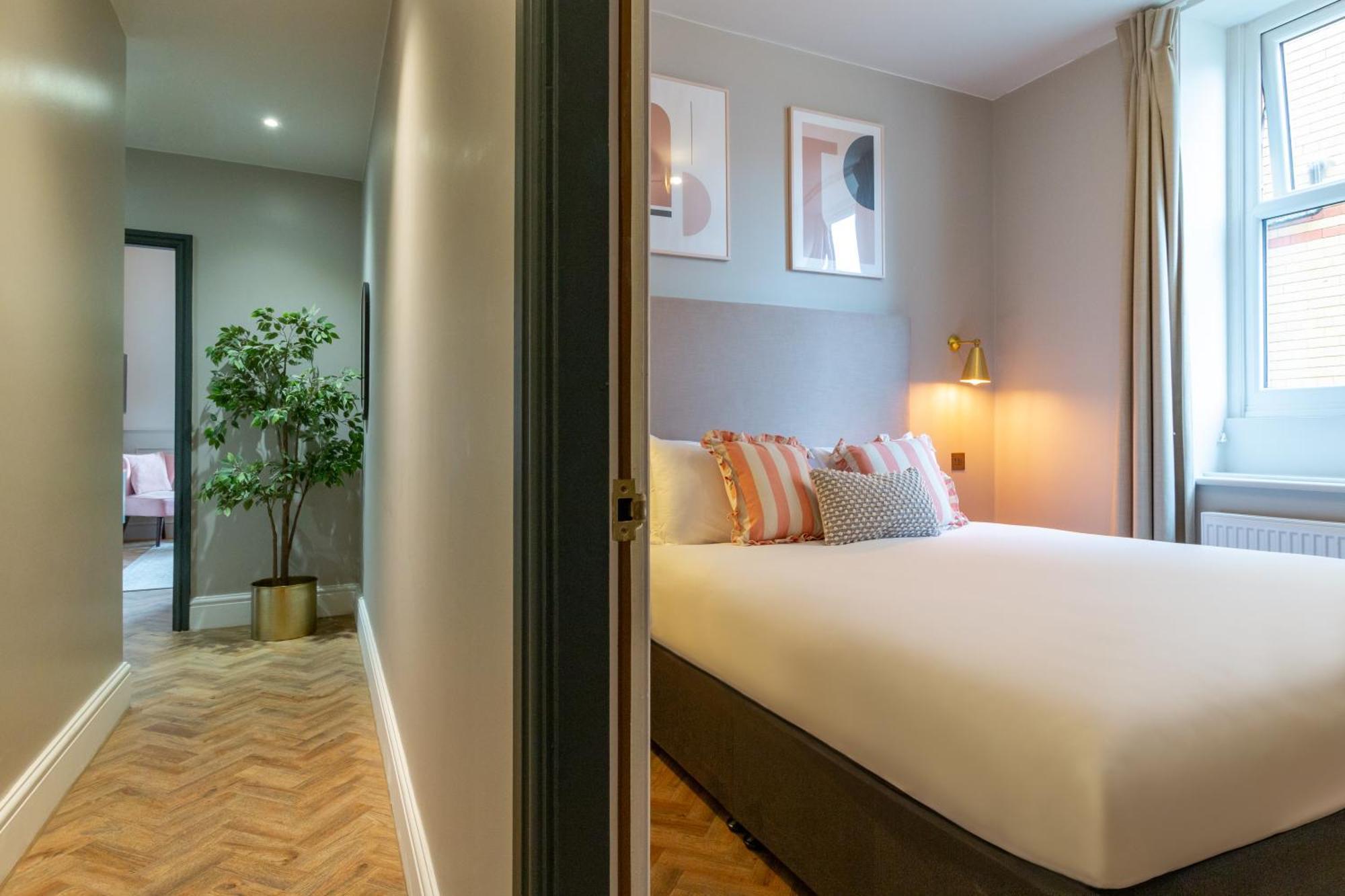 Hy Lytham St Anne'S Aparthotel Lytham St. Annes Eksteriør bilde A bedroom at the hotel