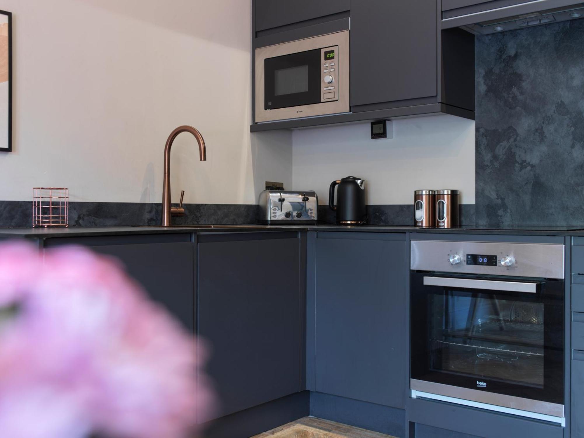 Hy Lytham St Anne'S Aparthotel Lytham St. Annes Eksteriør bilde A kitchen in a serviced apartment