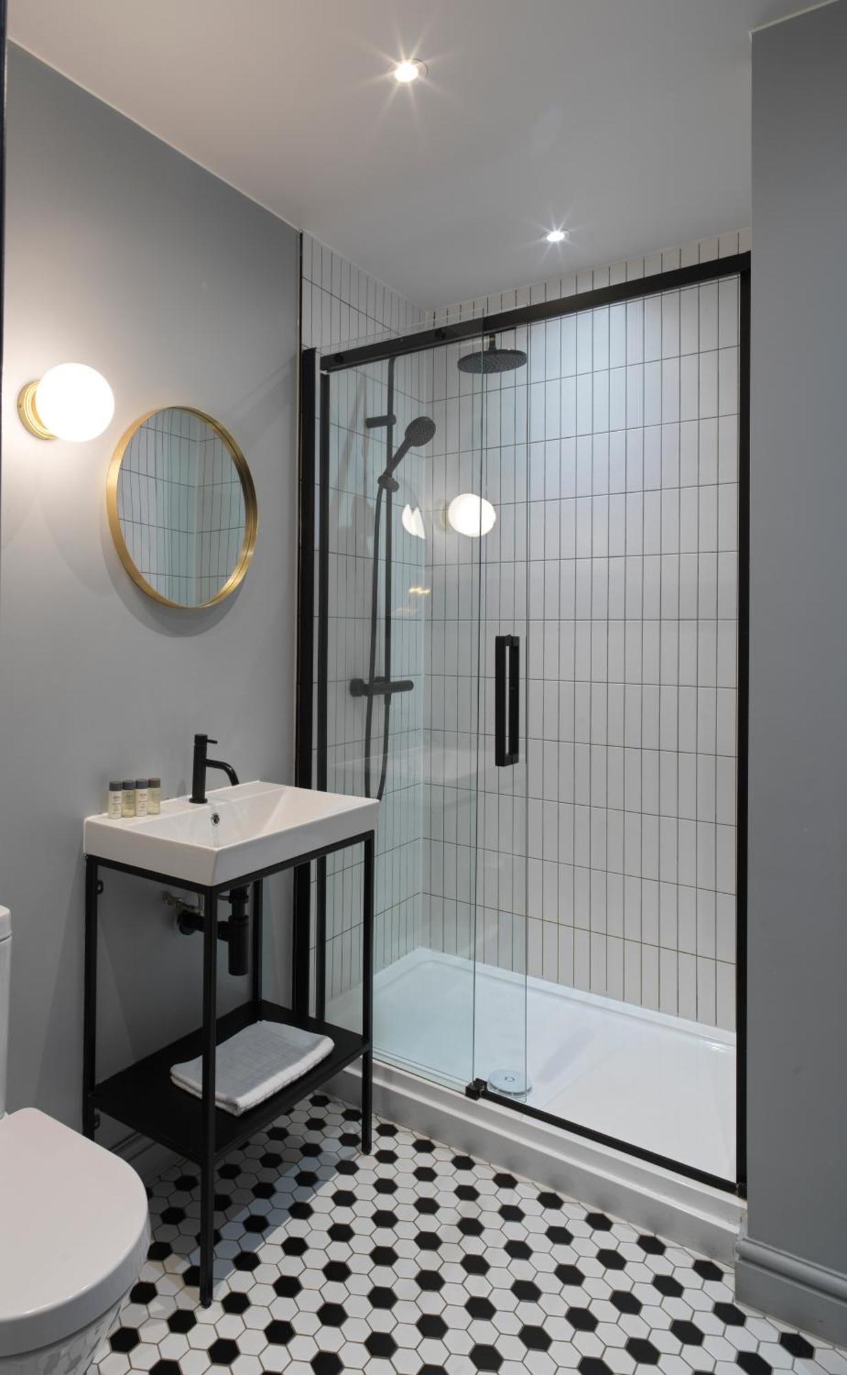 Hy Lytham St Anne'S Aparthotel Lytham St. Annes Eksteriør bilde A shower cubicle