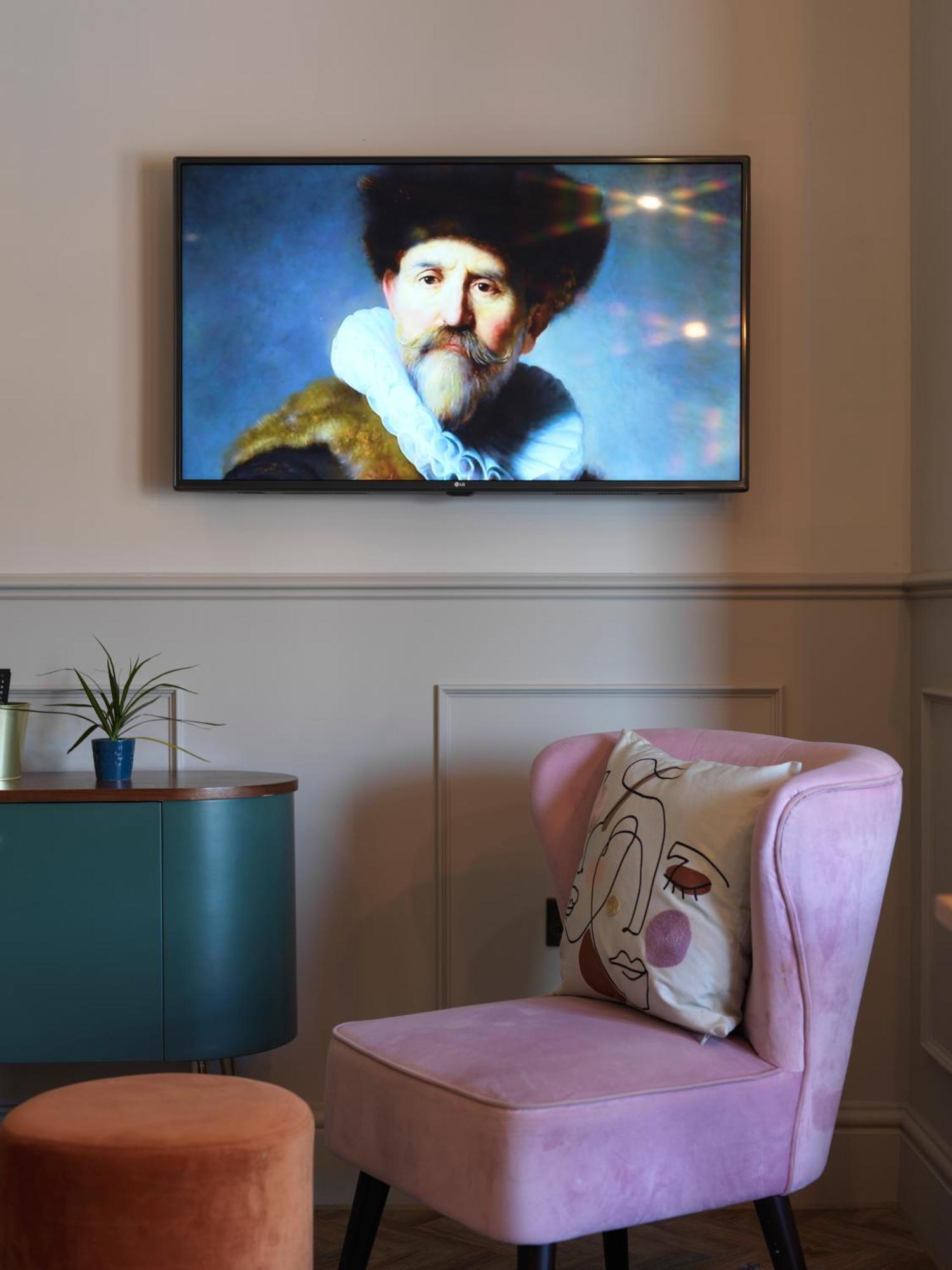 Hy Lytham St Anne'S Aparthotel Lytham St. Annes Eksteriør bilde A television set in a hotel room