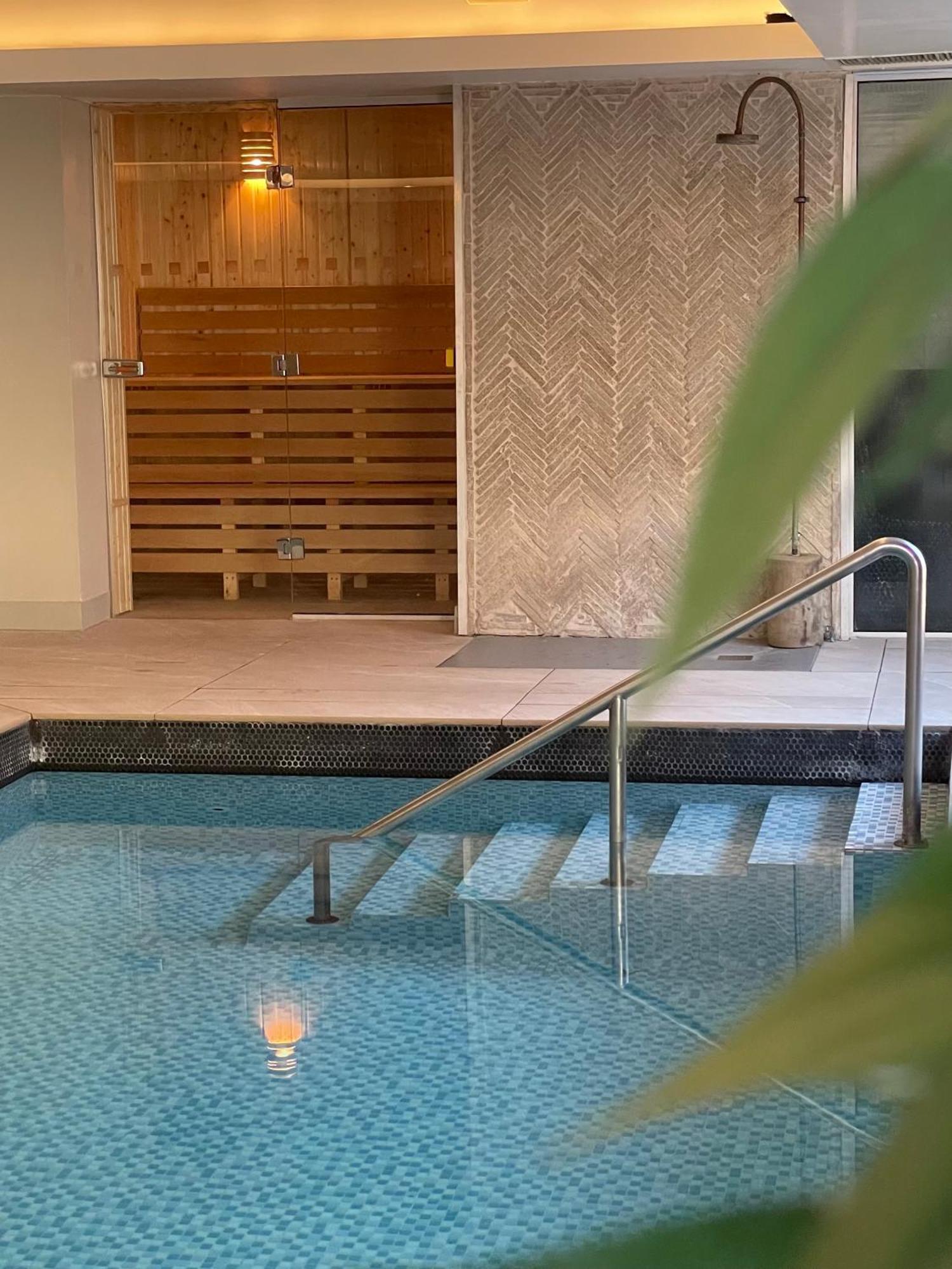 Hy Lytham St Anne'S Aparthotel Lytham St. Annes Eksteriør bilde A swimming pool with a sauna