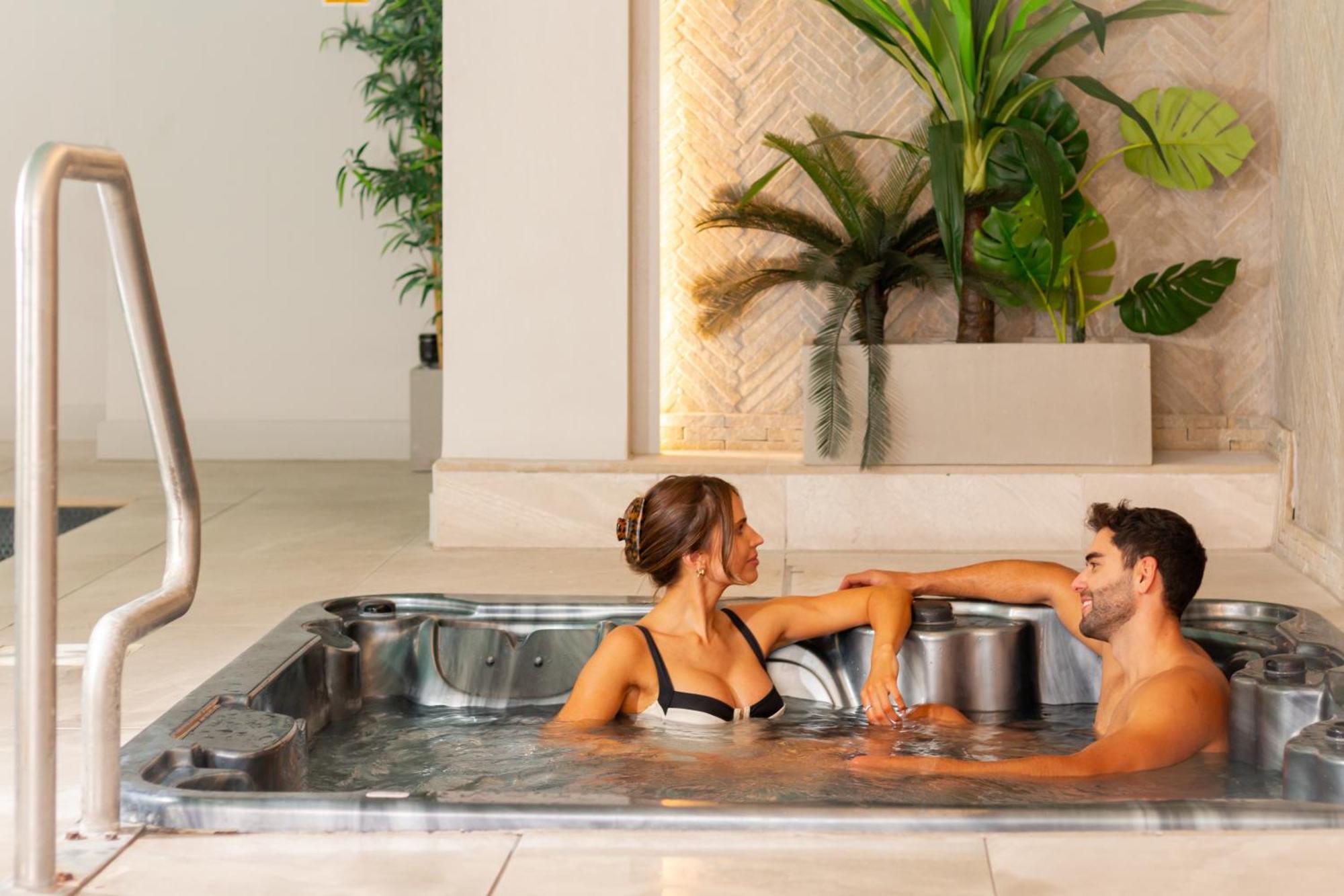 Hy Lytham St Anne'S Aparthotel Lytham St. Annes Eksteriør bilde A couple in a spa