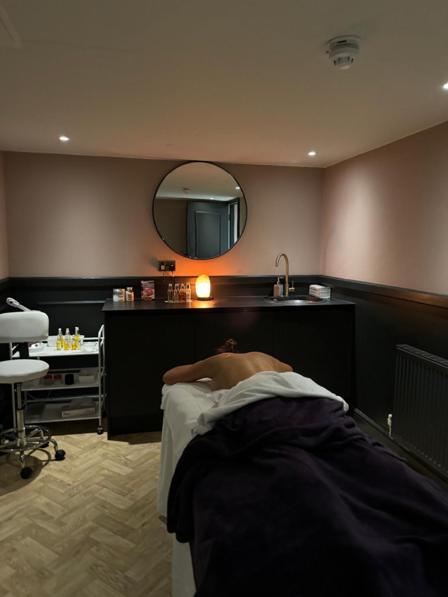 Hy Lytham St Anne'S Aparthotel Lytham St. Annes Eksteriør bilde A massage in progress