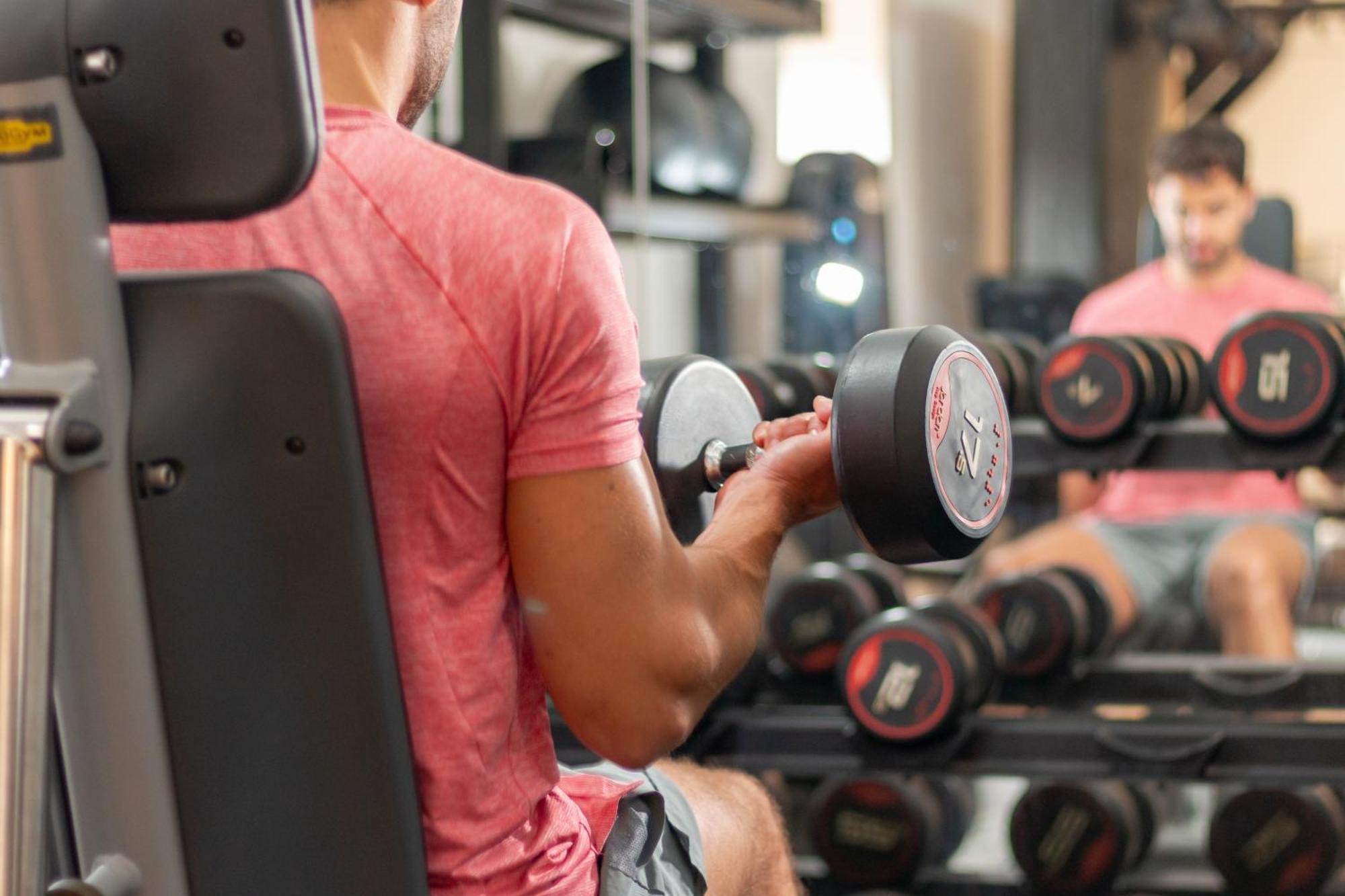 Hy Lytham St Anne'S Aparthotel Lytham St. Annes Eksteriør bilde A man lifting weights