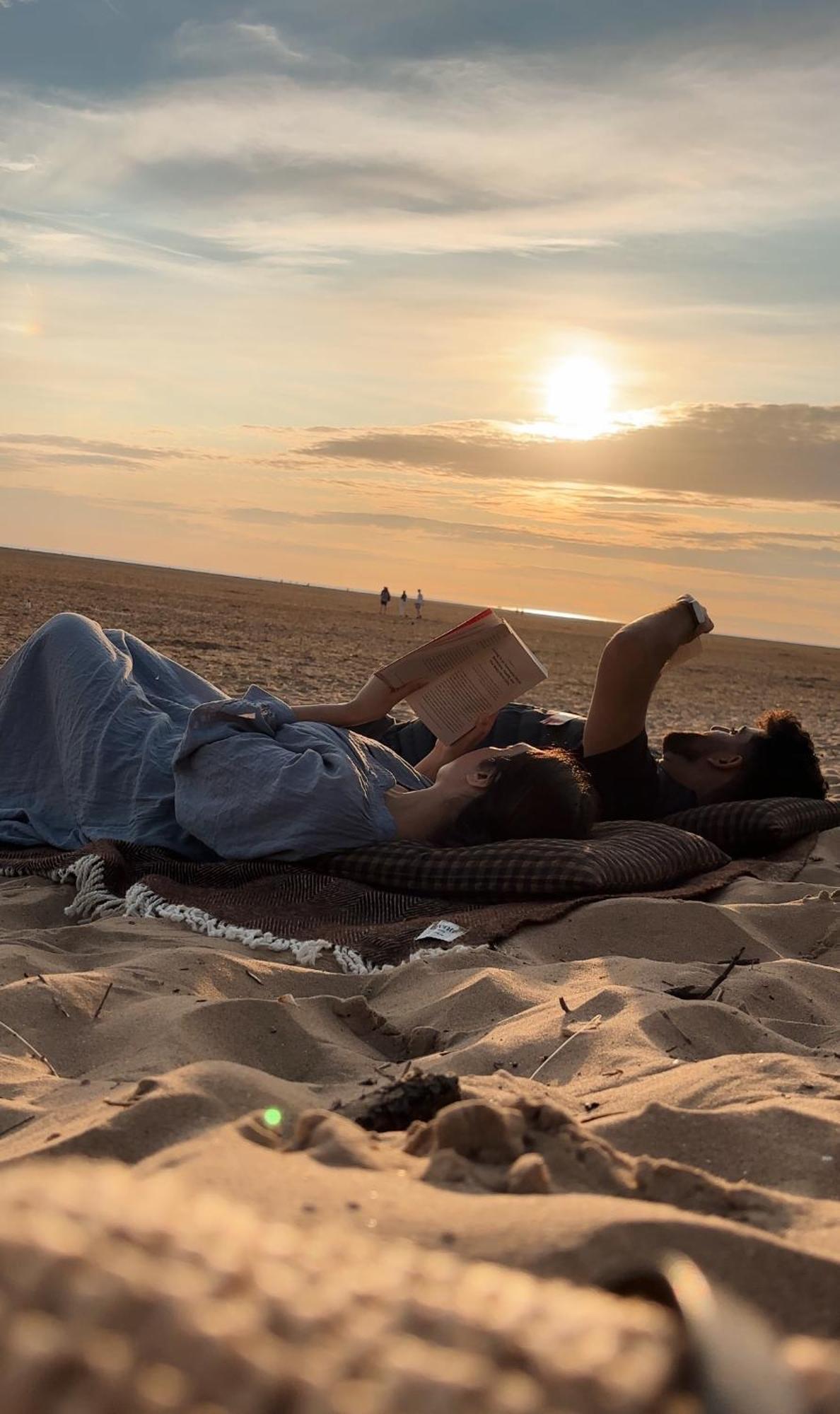 Hy Lytham St Anne'S Aparthotel Lytham St. Annes Eksteriør bilde A woman reading on the beach