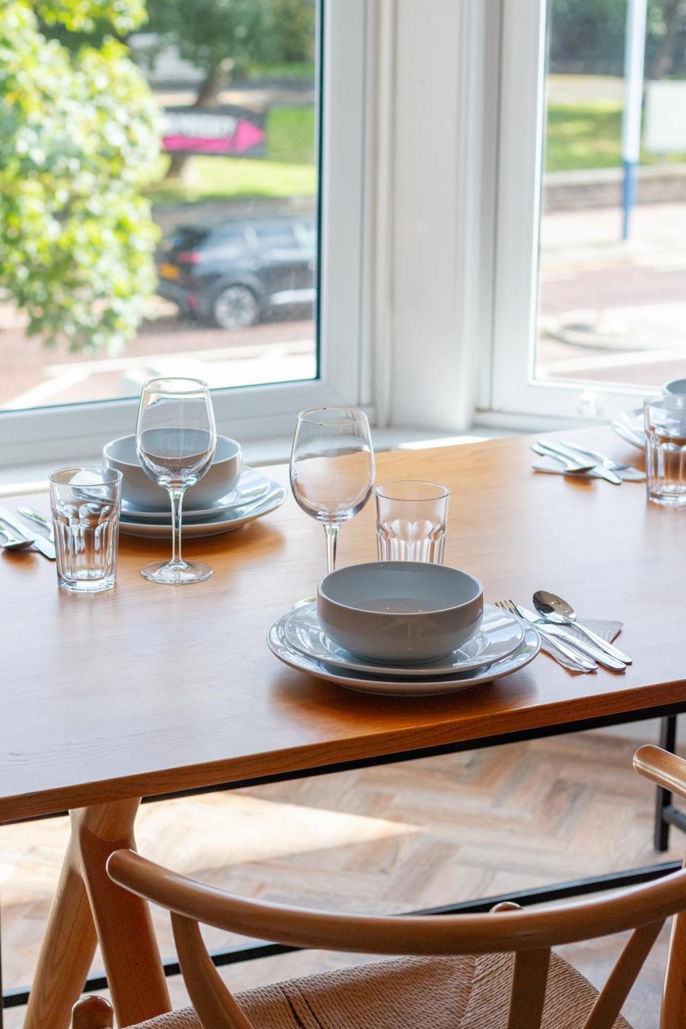 Hy Lytham St Anne'S Aparthotel Lytham St. Annes Eksteriør bilde Table setting at the restaurant